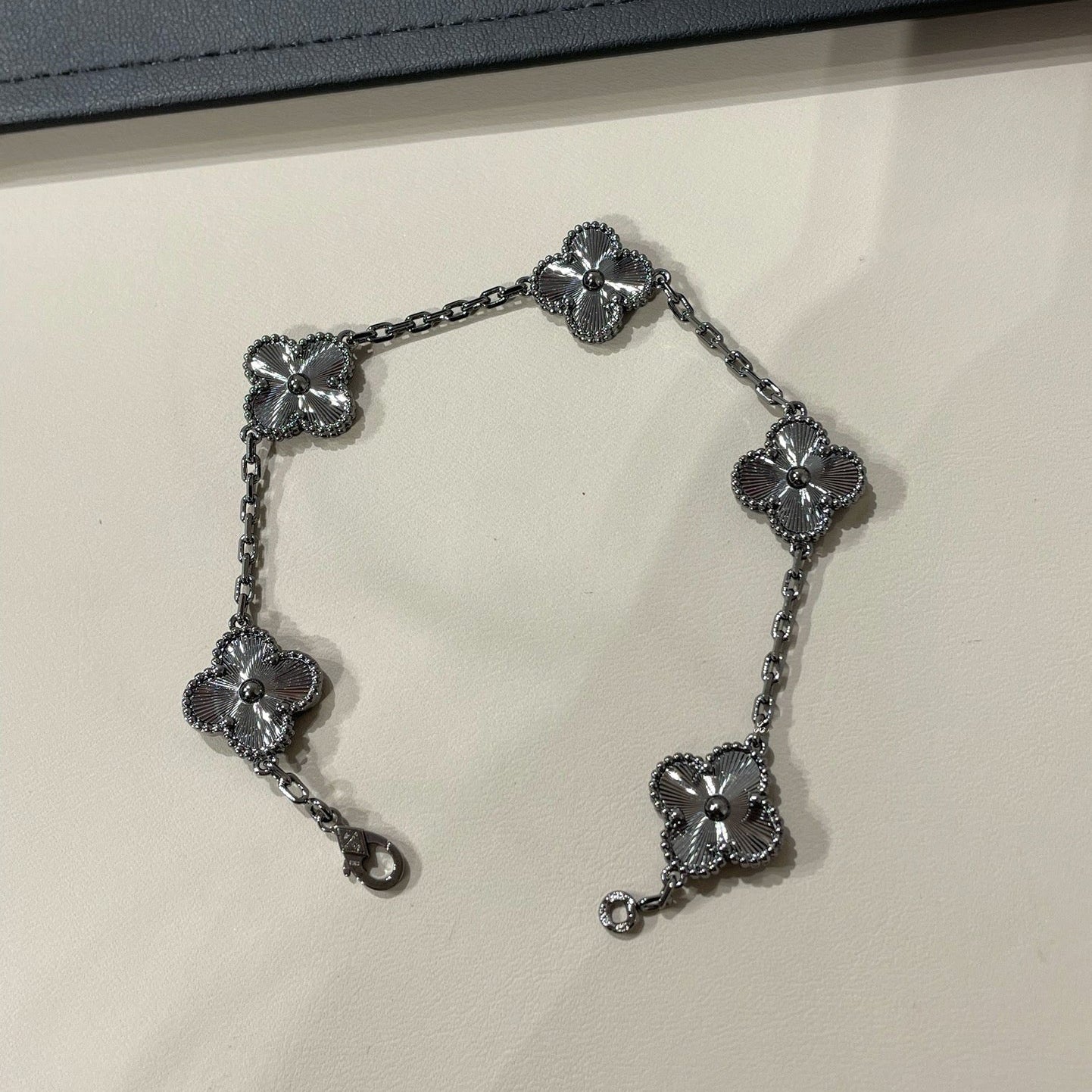 VCA CLOVER 5 MOTIF BLACK BRACELET