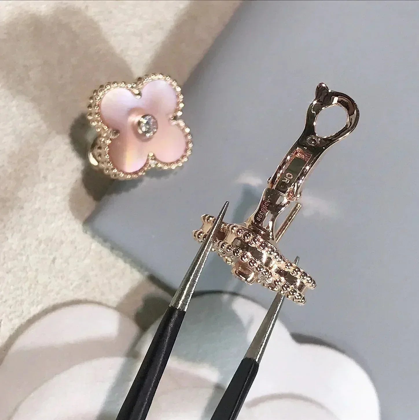 VCA CLOVER MEDIUM 1 MOTIFS PINK MOP DIAMOND EARRINGS