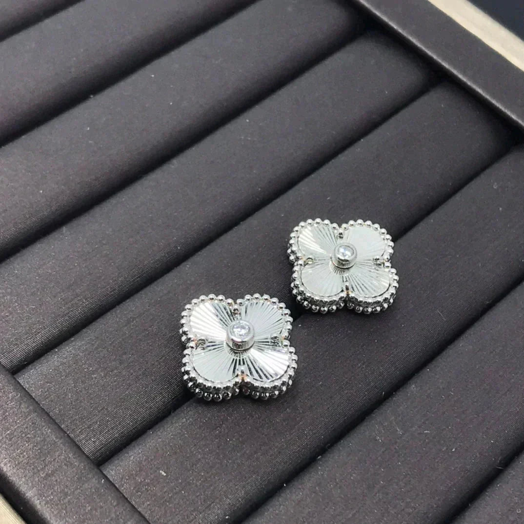VCA CLOVER MINI 9.5MM LASER EARRINGS