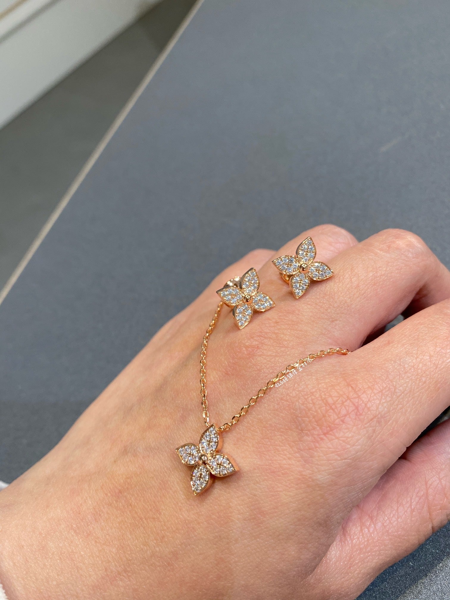 LOUIS VUITTON STAR DIAMOND NECKALCE