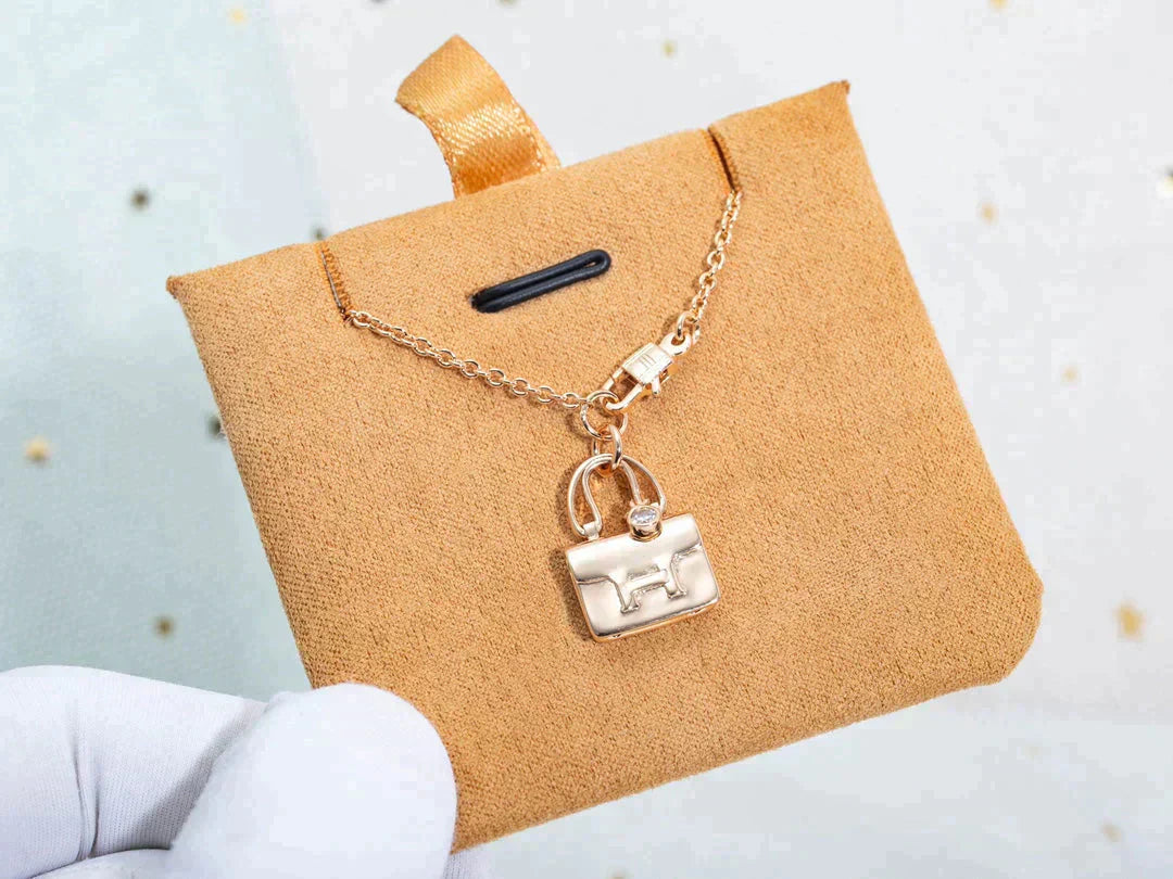 HERMES AMULETTE PEDANT ROSE GOLD NECKLACE