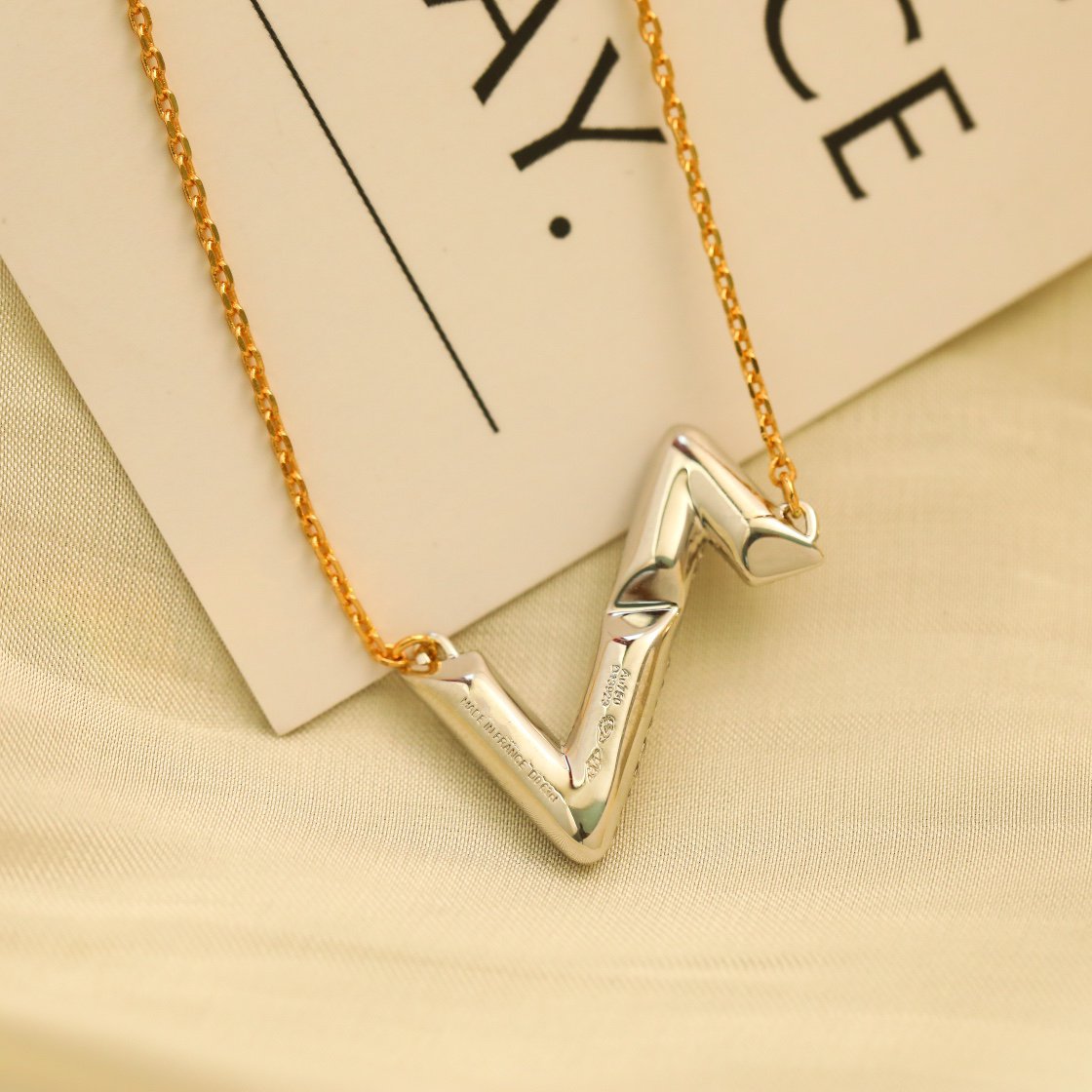 LOUIS VUITTON VOLT SILVER DIAMOND PEDANT NECKLACE