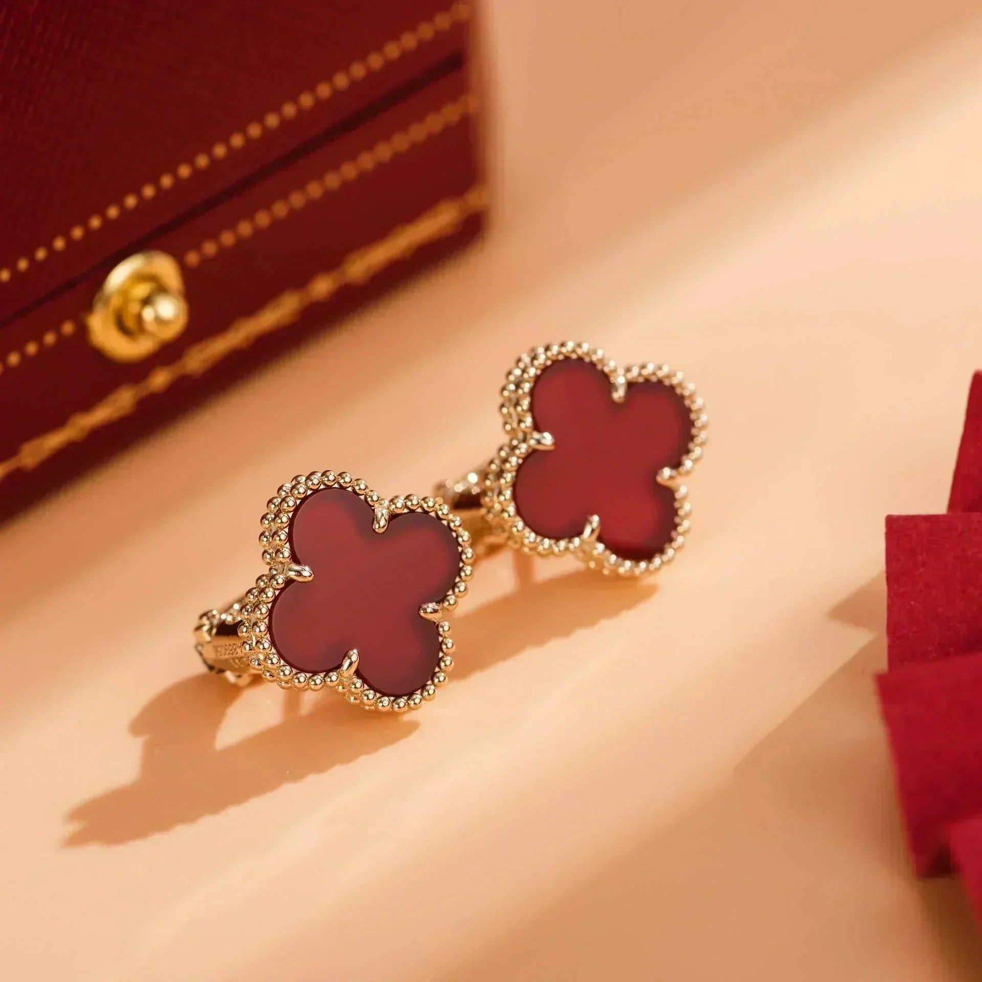 VCA CLOVER MEDIUM 1 MOTIFS CARNELIAN EARRINGS