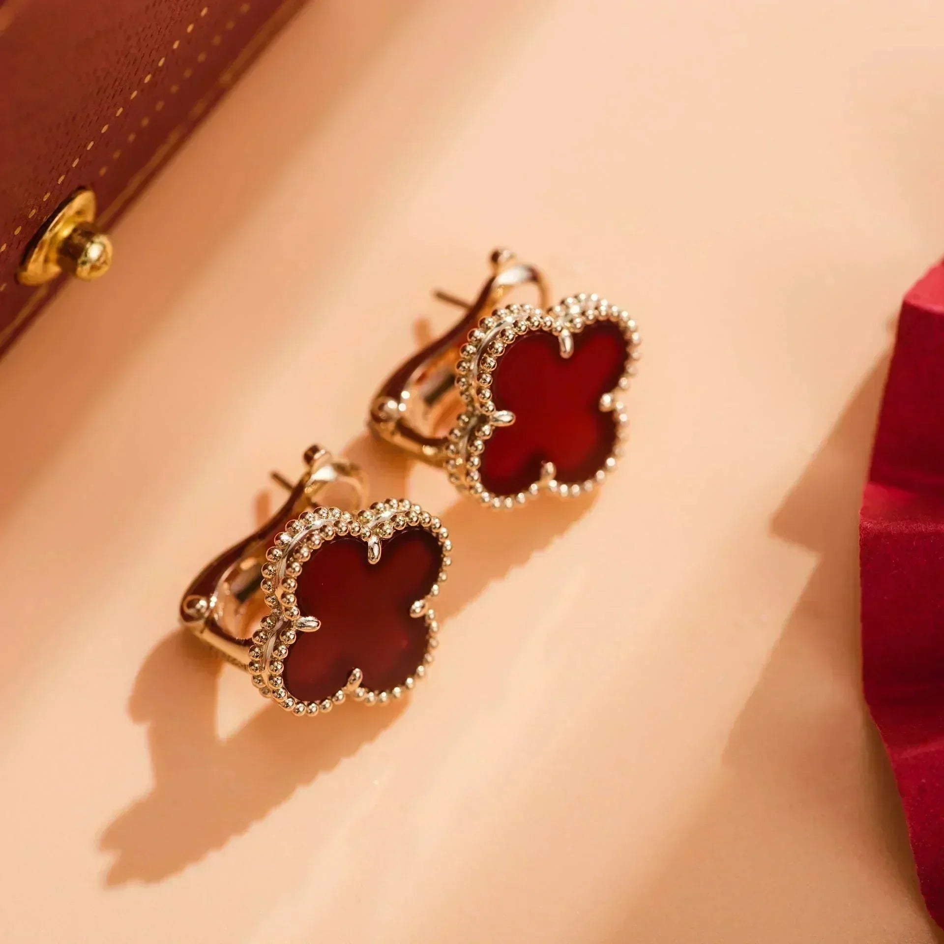 VCA CLOVER MEDIUM 1 MOTIFS CARNELIAN EARRINGS