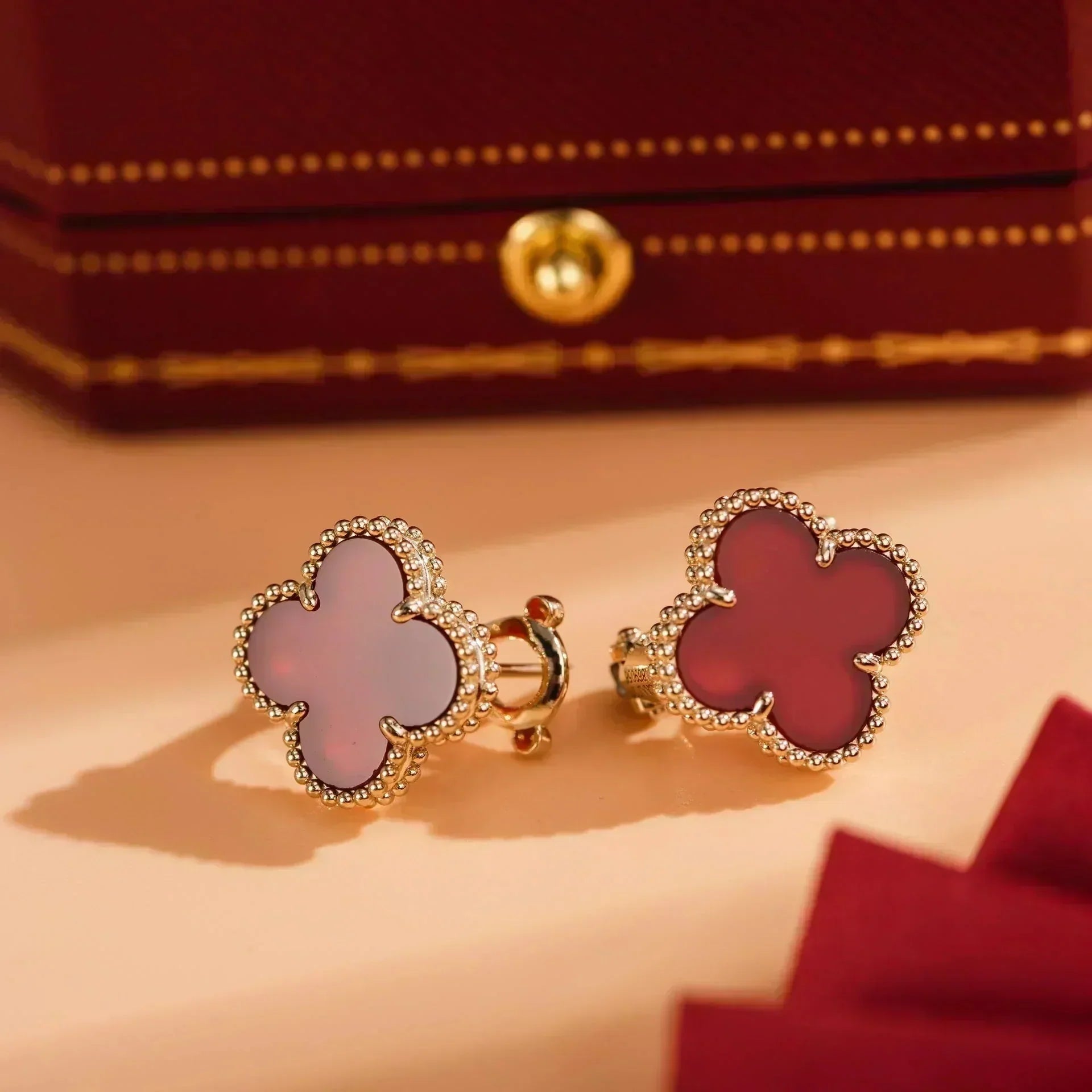 VCA CLOVER MEDIUM 1 MOTIFS CARNELIAN EARRINGS