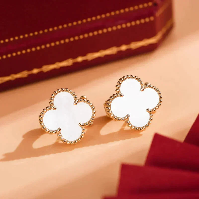 VCA CLOVER MEDIUM 1 MOTIFS WHITE MOP STUD EARRINGS