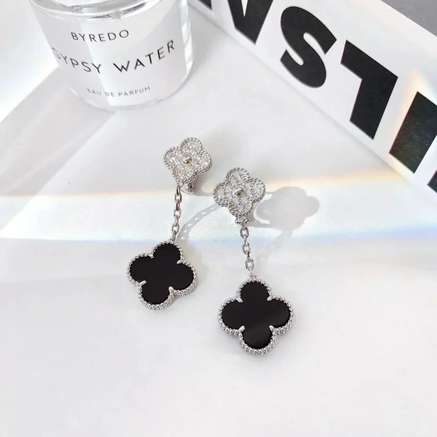 VCA CLOVER 2 MOTIFS DIAMOND ONYX EARRINGS SILVER