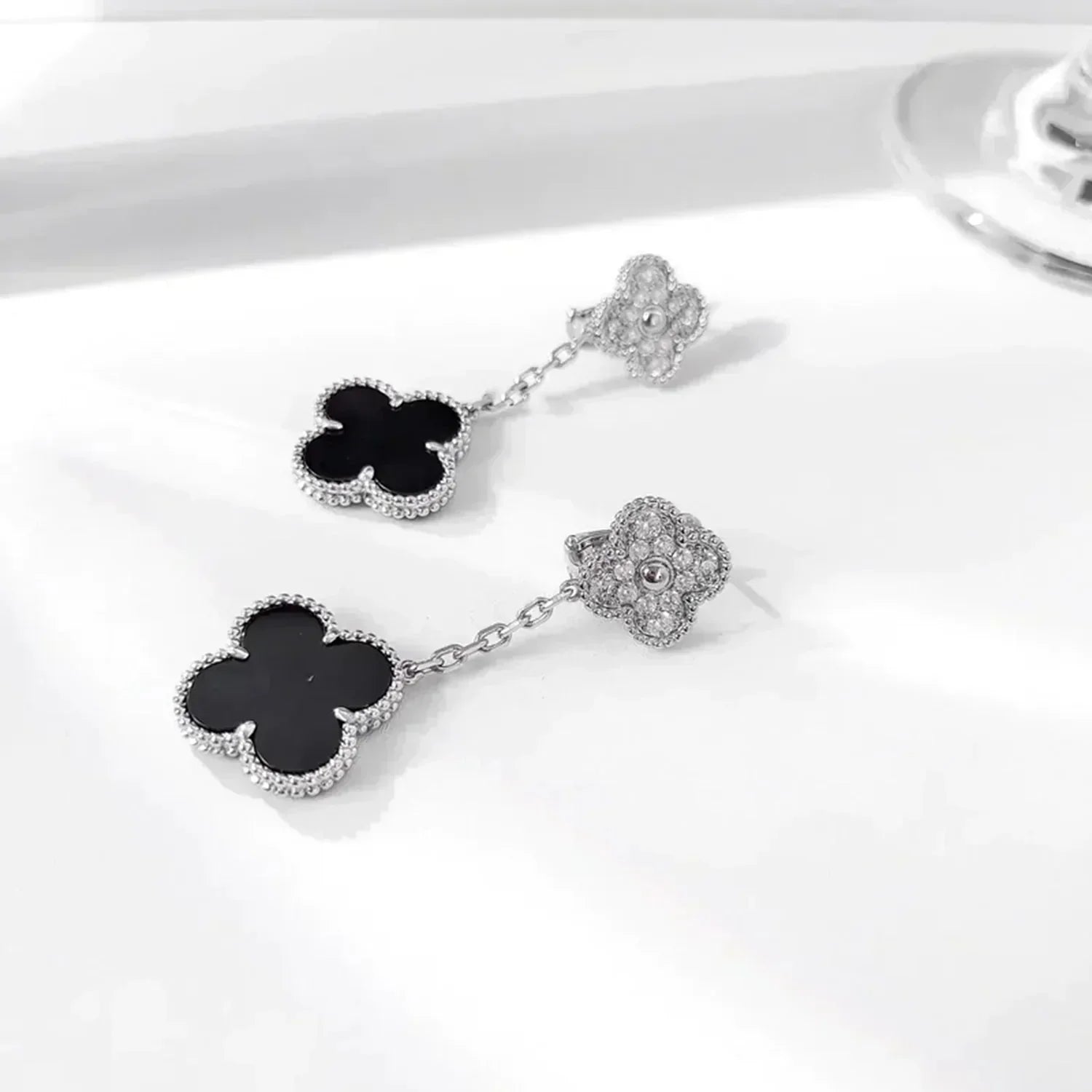 VCA CLOVER 2 MOTIFS DIAMOND ONYX EARRINGS SILVER