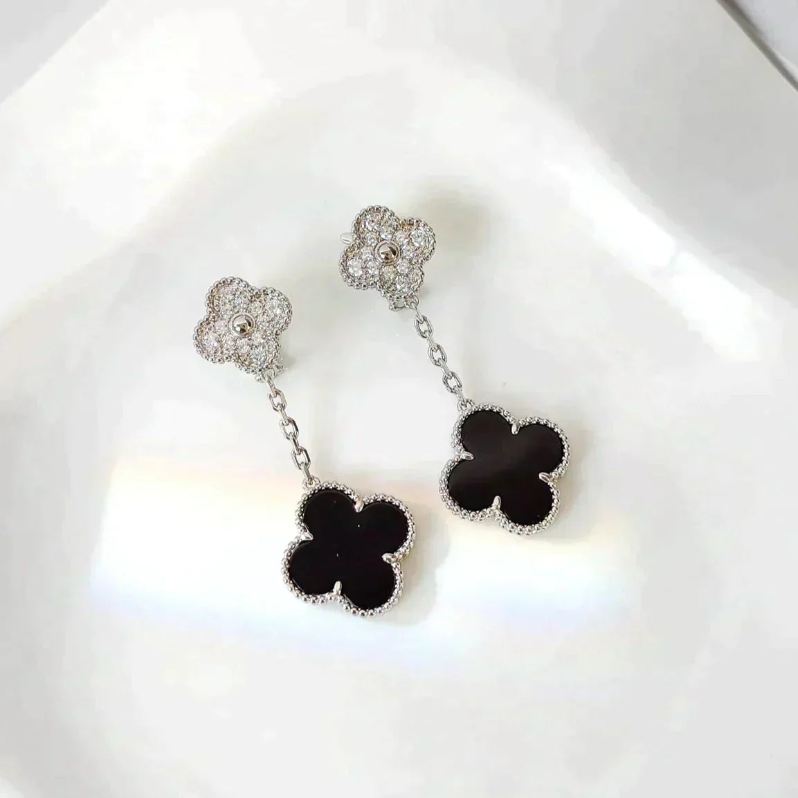 VCA CLOVER 2 MOTIFS DIAMOND ONYX EARRINGS SILVER