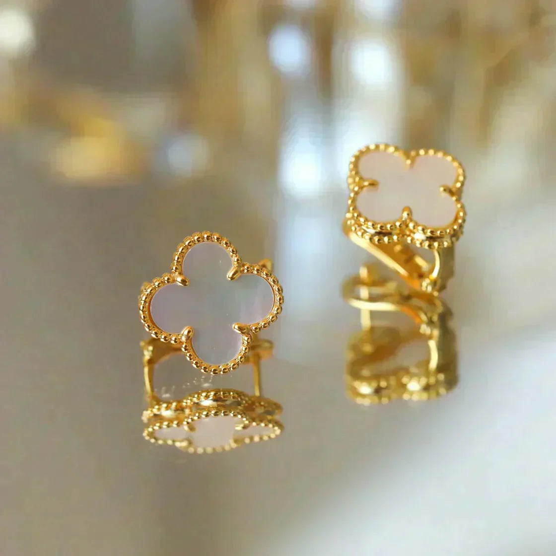 VCA CLOVER MEDIUM 1 MOTIFS WHITE MOP STUD EARRINGS