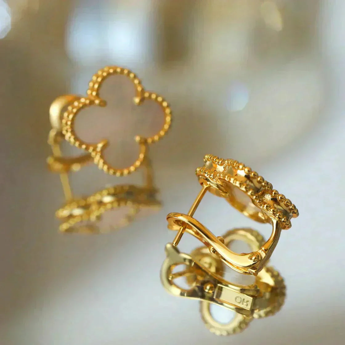 VCA CLOVER MEDIUM 1 MOTIFS WHITE MOP STUD EARRINGS