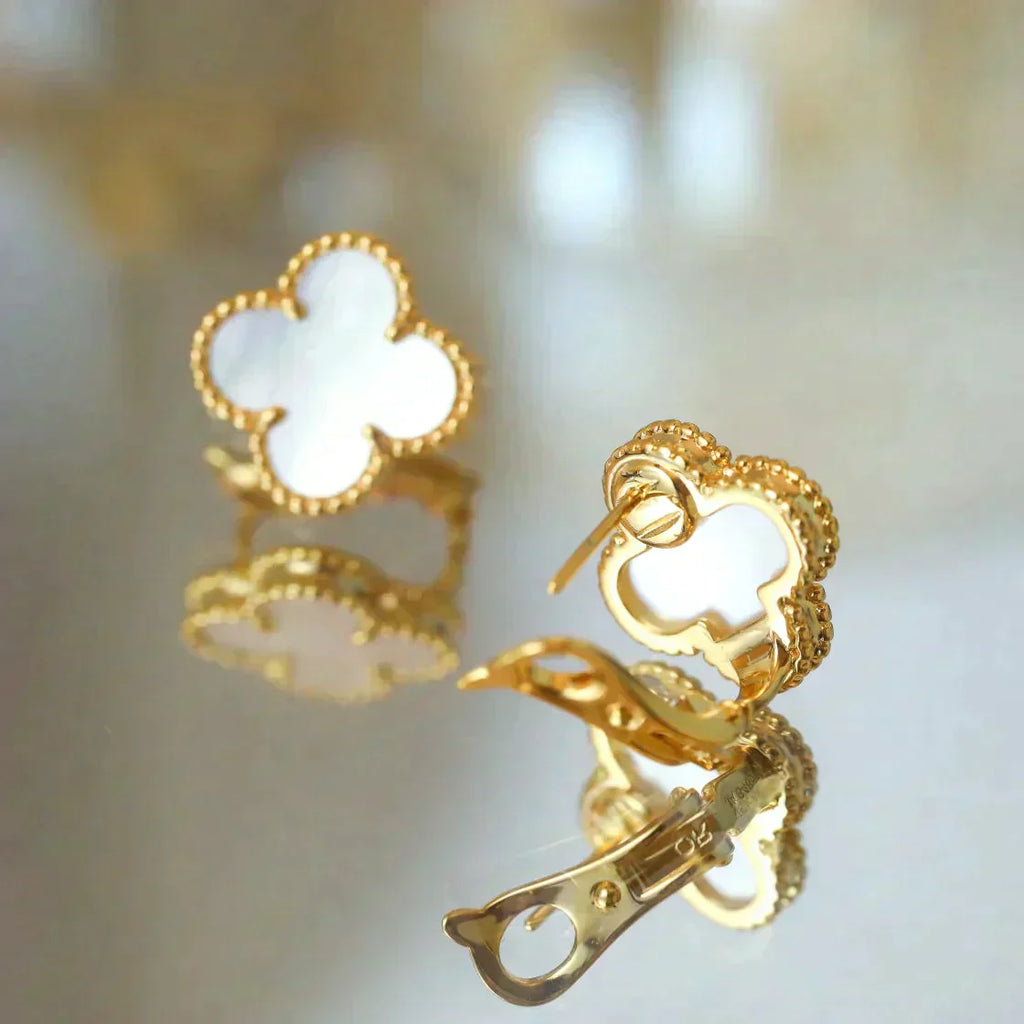 VCA CLOVER MEDIUM 1 MOTIFS WHITE MOP STUD EARRINGS