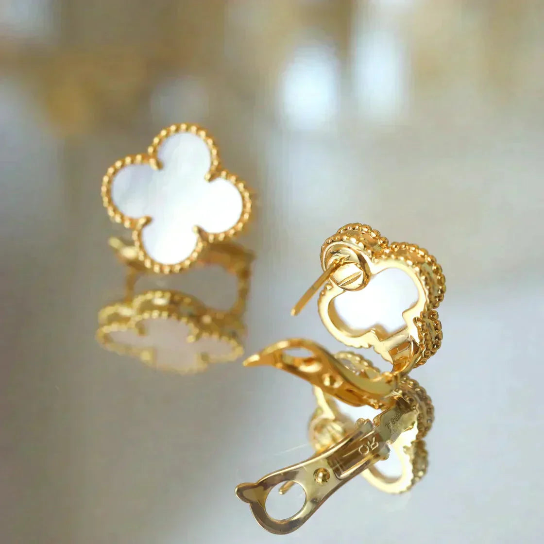 VCA CLOVER MEDIUM 1 MOTIFS WHITE MOP STUD EARRINGS