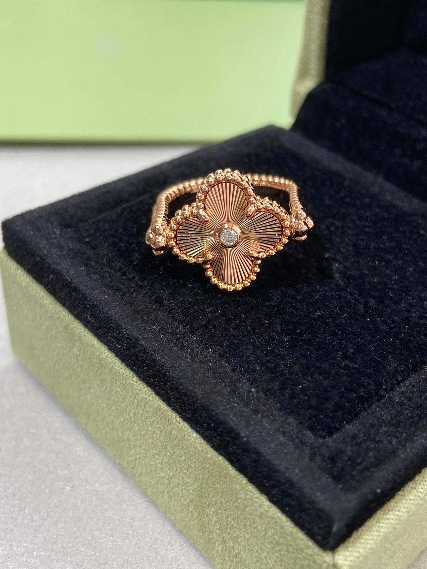 VCA CLOVER RIVERSIBLE PINK GOLD RING