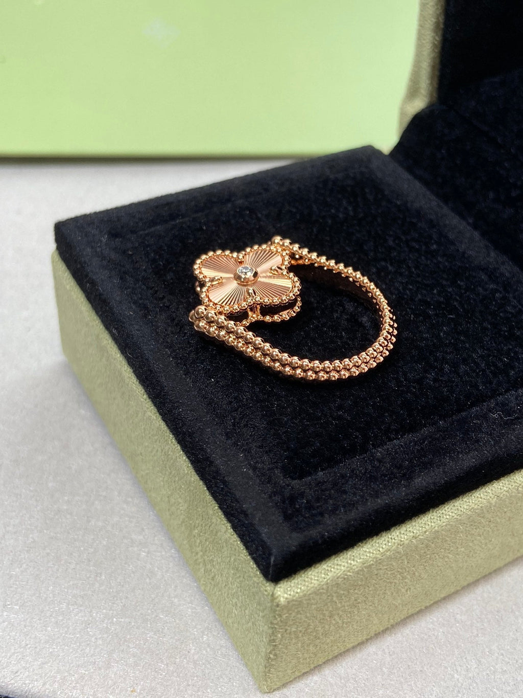 VCA CLOVER RIVERSIBLE PINK GOLD RING