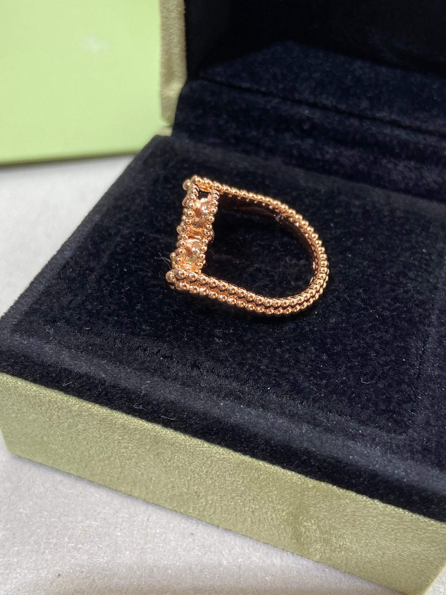 VCA CLOVER RIVERSIBLE PINK GOLD RING