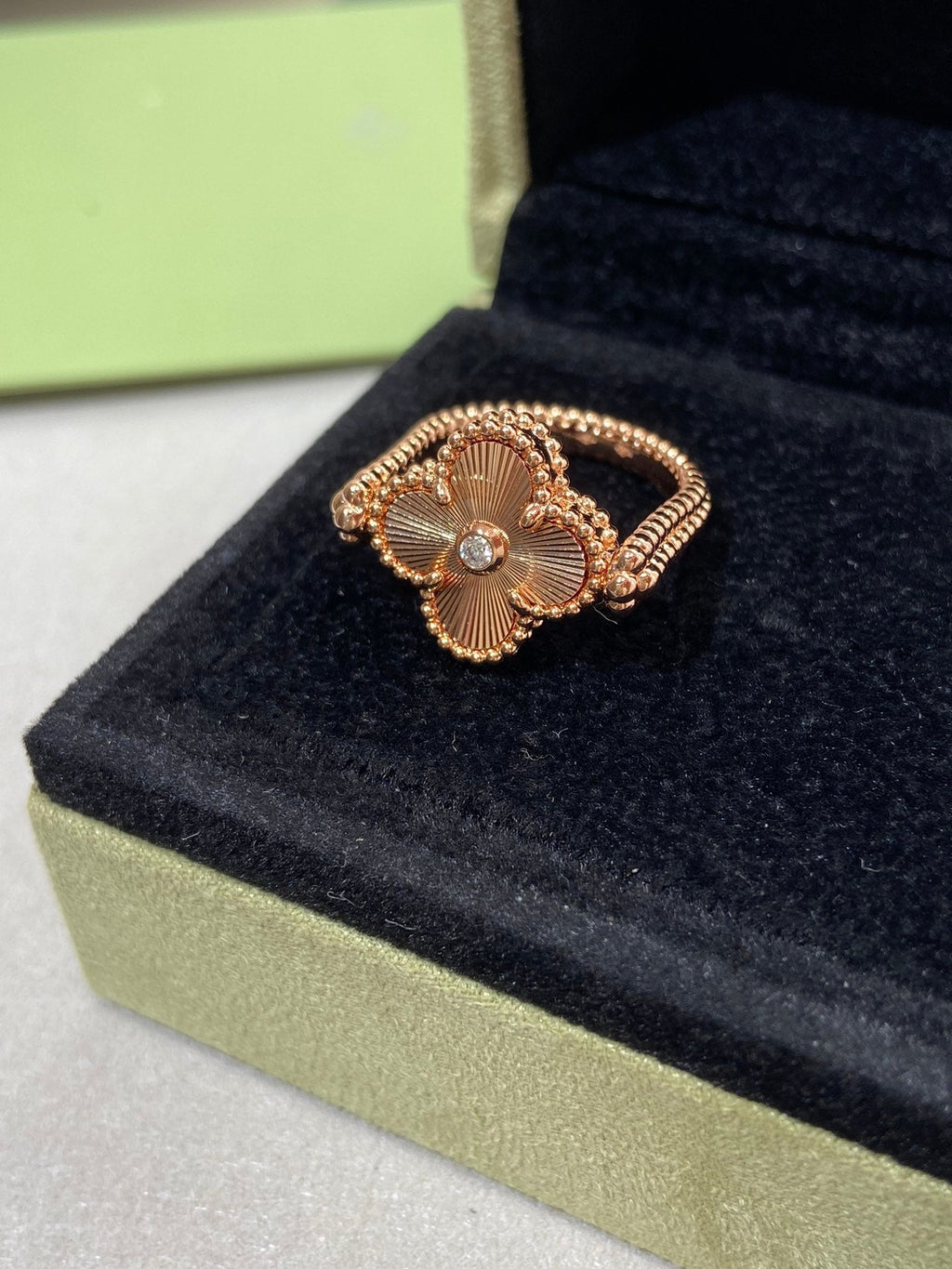 VCA CLOVER RIVERSIBLE PINK GOLD RING