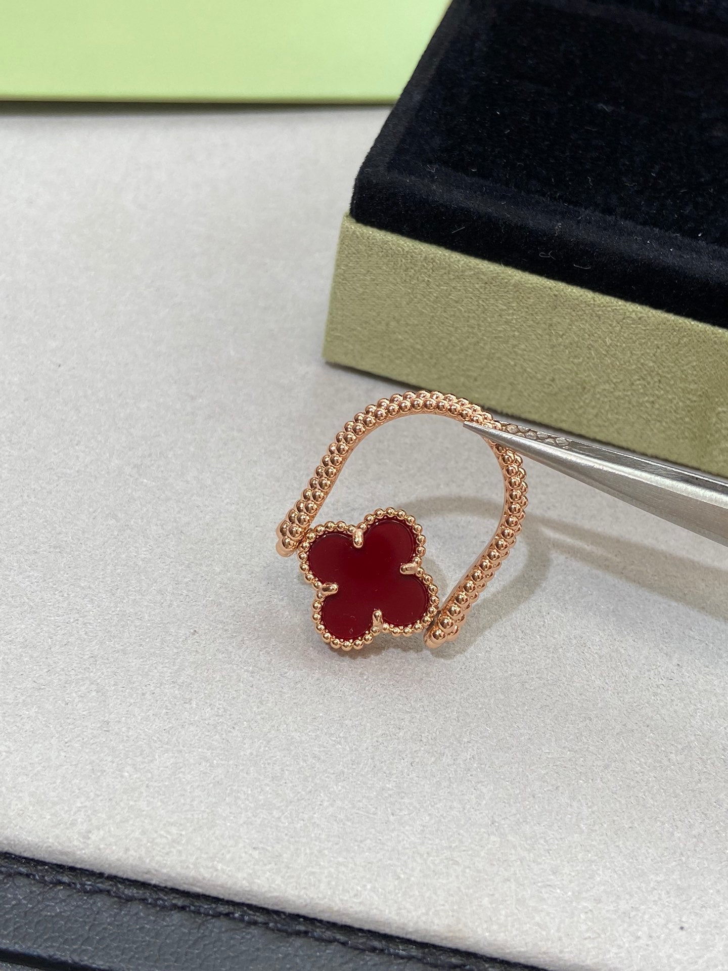 VCA CLOVER RIVERSIBLE PINK GOLD RING