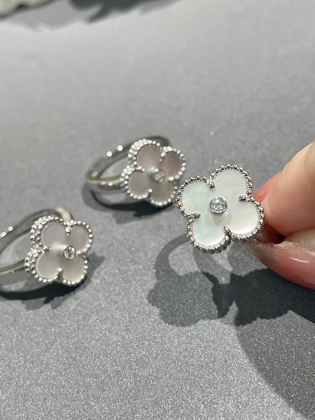 VCA CLOVER SILVER MOP DIAMOND RING