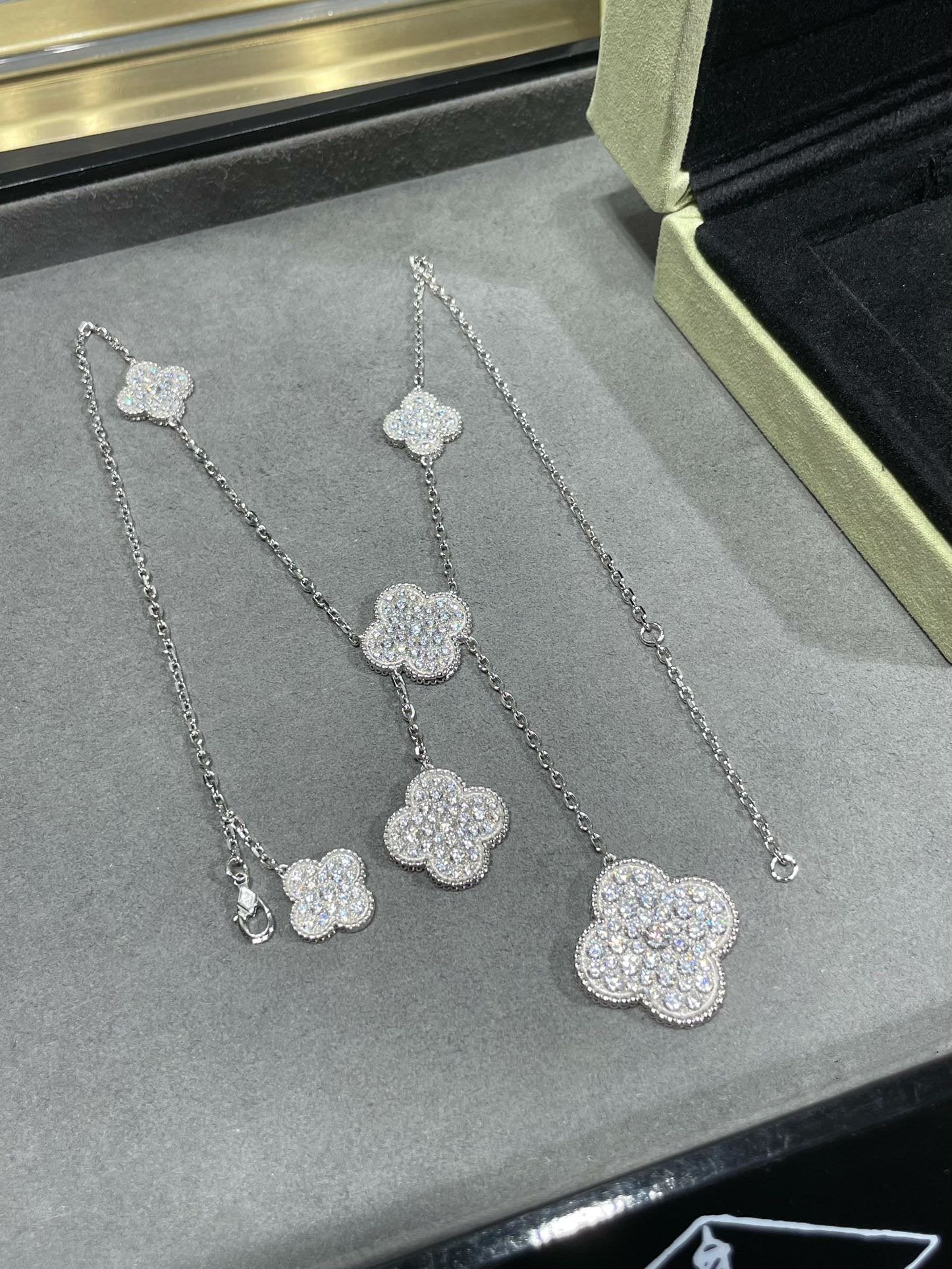 VCA CLOVER 6 MOTIF DIAMOND PAVED NECKLACE