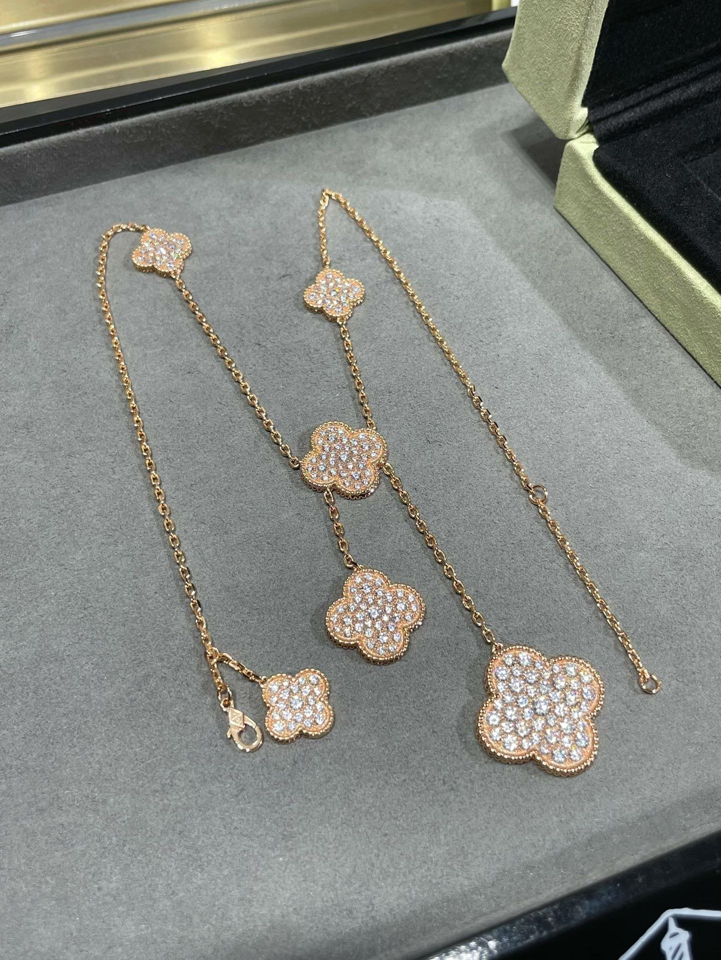 VCA CLOVER 6 MOTIF DIAMOND PAVED NECKLACE