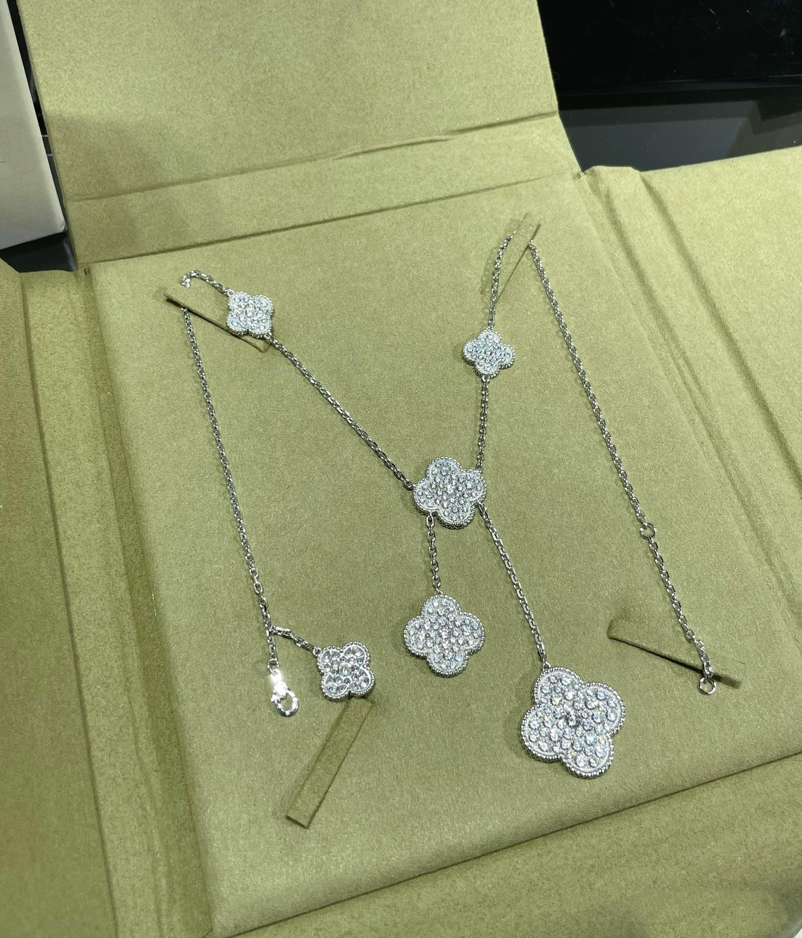 VCA CLOVER 6 MOTIF DIAMOND PAVED NECKLACE
