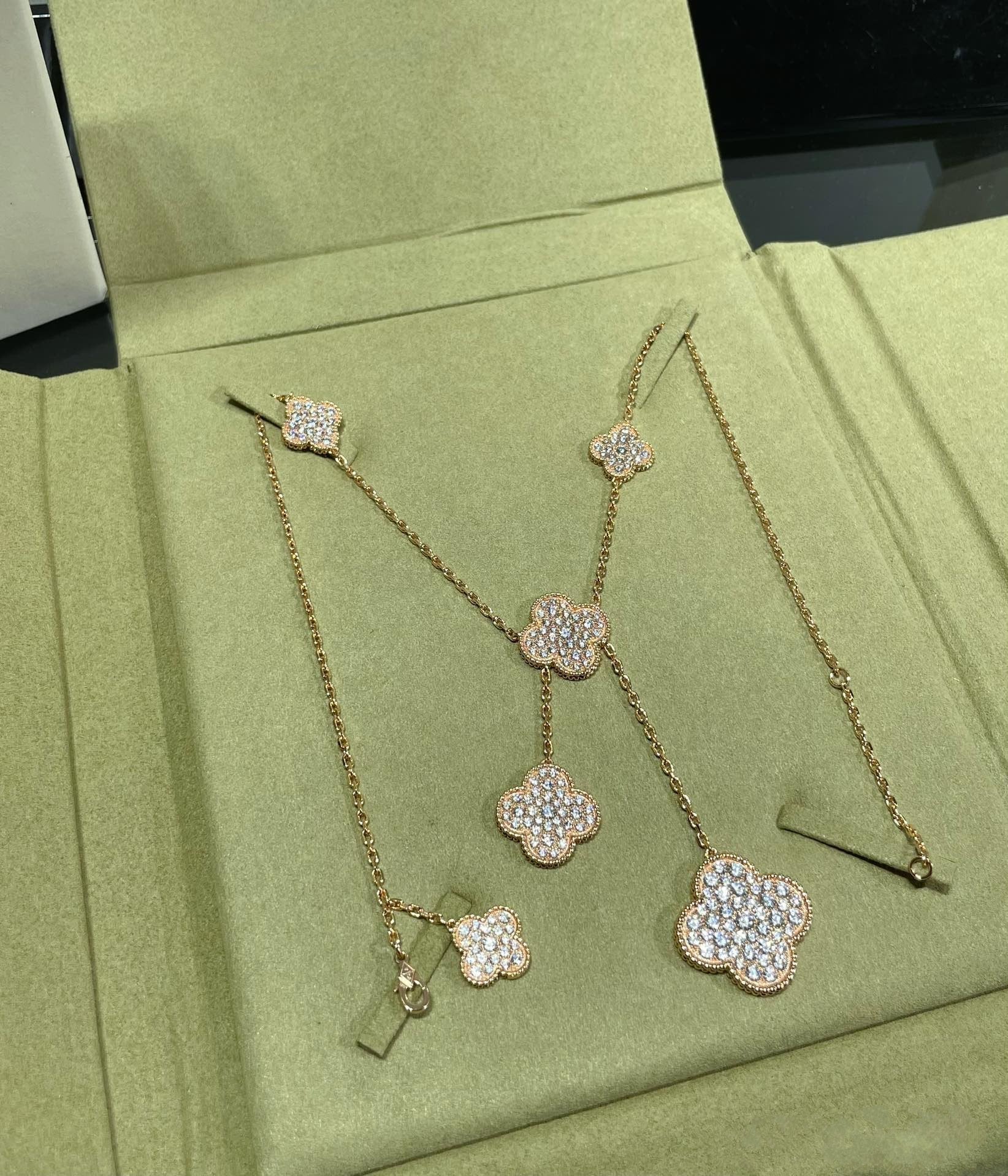 VCA CLOVER 6 MOTIF DIAMOND PAVED NECKLACE