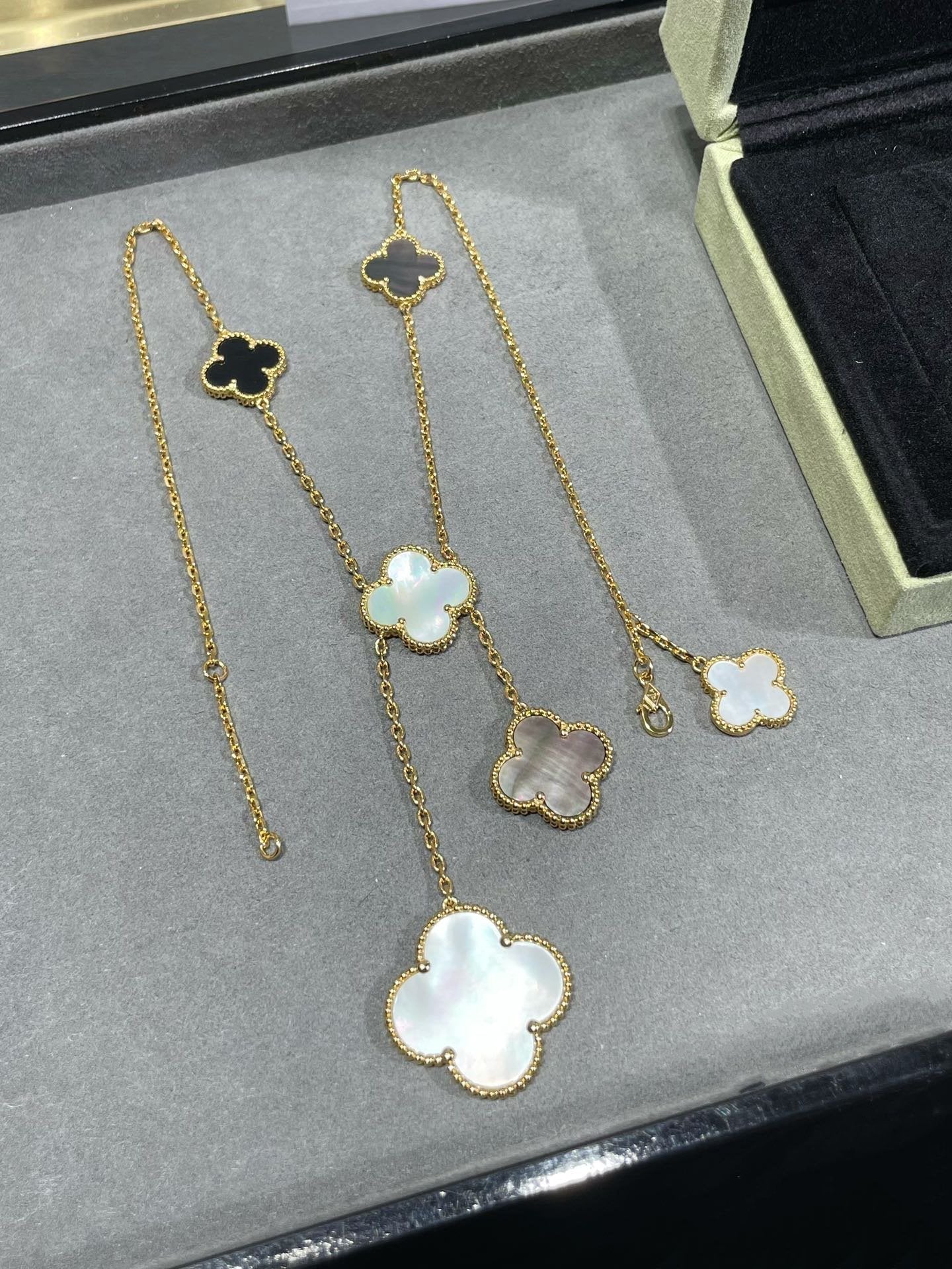 VCA CLOVER 6 MOTIF MOP ONYX GOLD NECKLACE