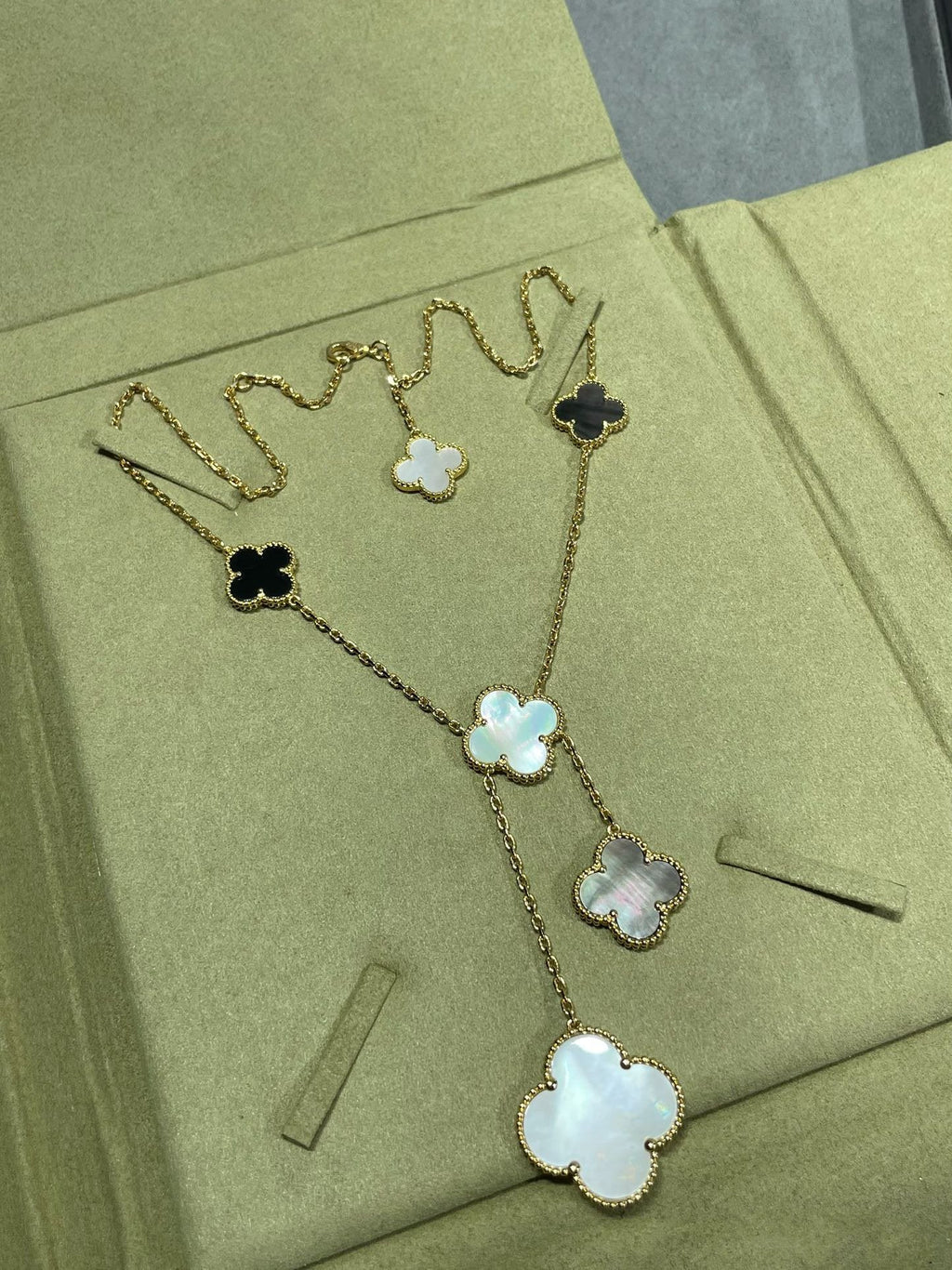 VCA CLOVER 6 MOTIF MOP ONYX GOLD NECKLACE