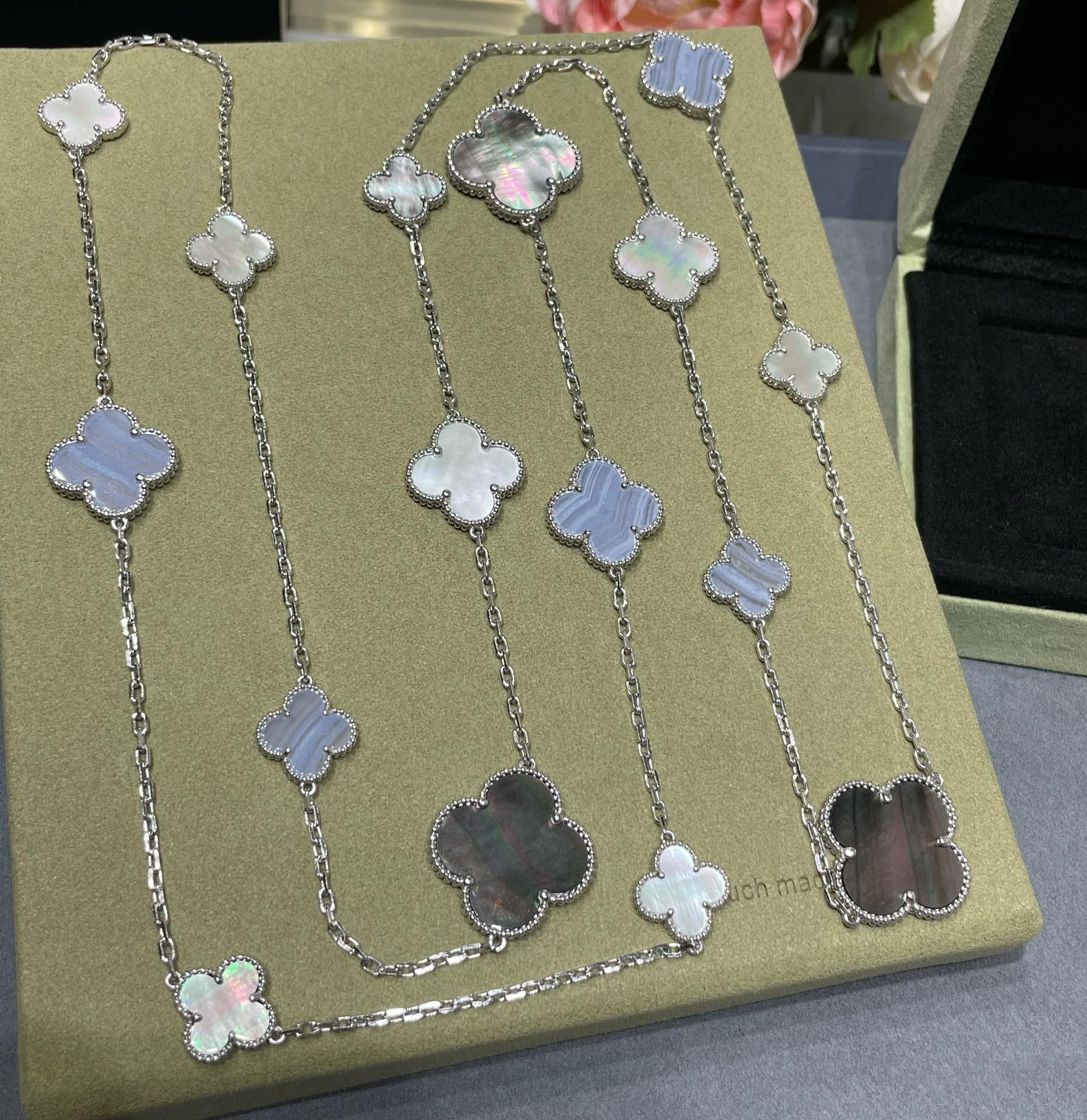 VCA CLOVER 16 MOTIF CHALCEDONY MOP SILVER NECKLACE