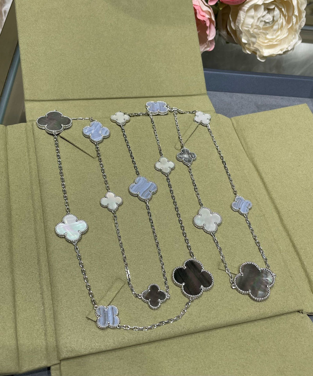 VCA CLOVER 16 MOTIF CHALCEDONY MOP SILVER NECKLACE