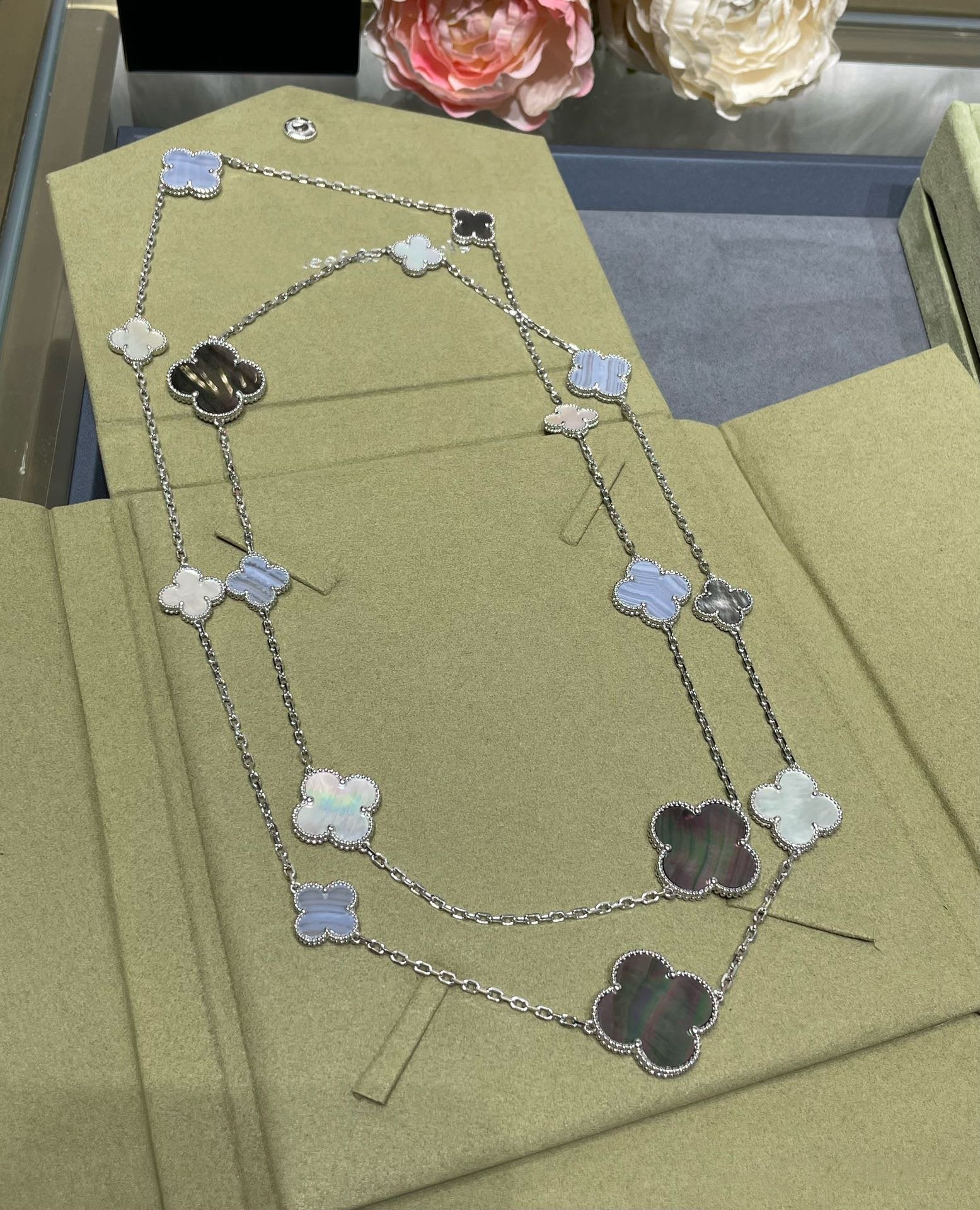VCA CLOVER 16 MOTIF CHALCEDONY MOP SILVER NECKLACE