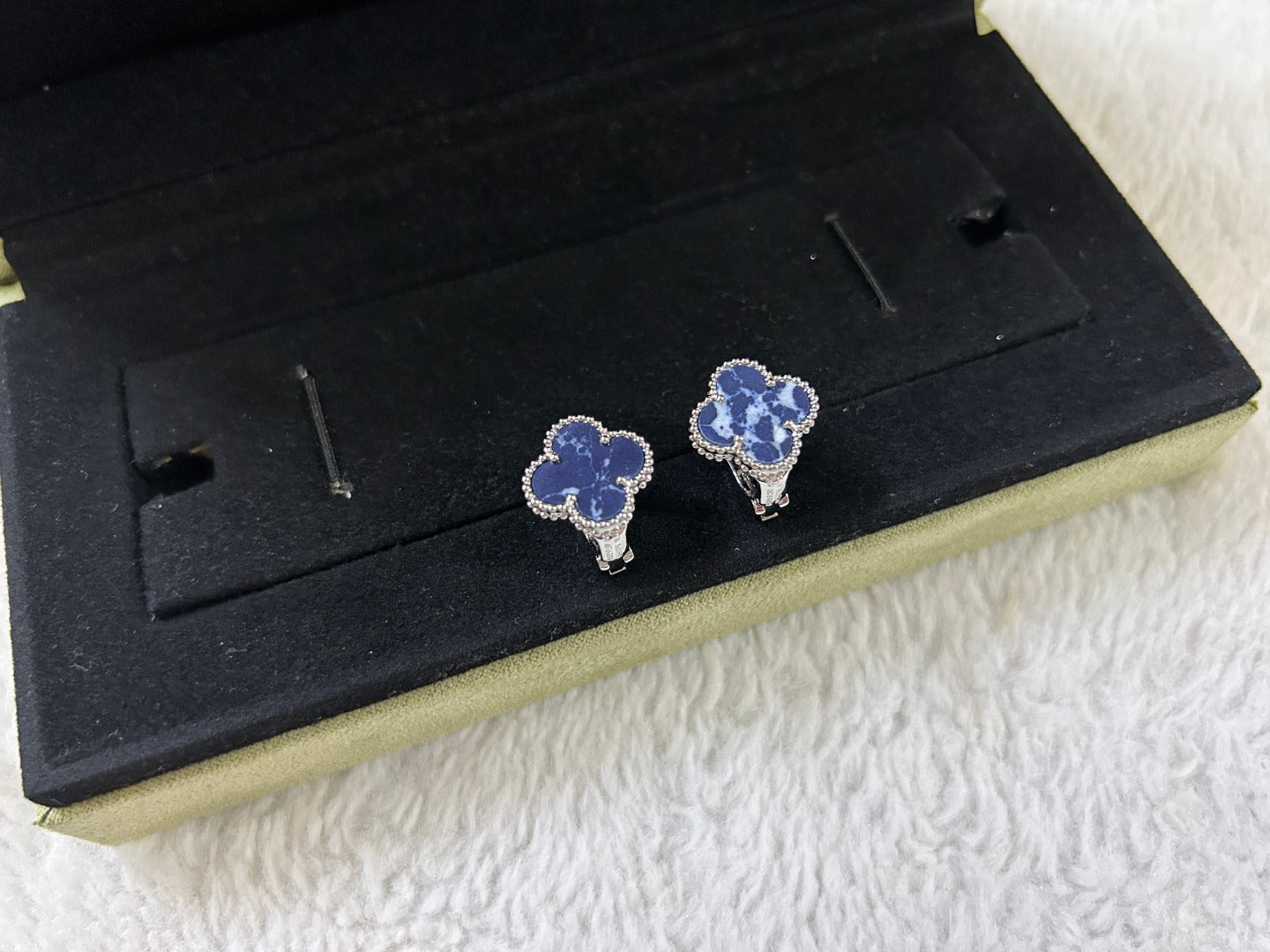 VCA CLOVER PIETERSITE MEDIUM STUD EARRINGS