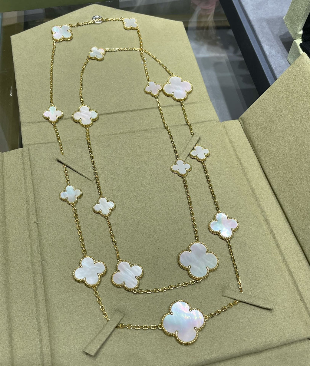 VCA CLOVER 16 MOTIF WHITE MOP GOLD NECKLACE