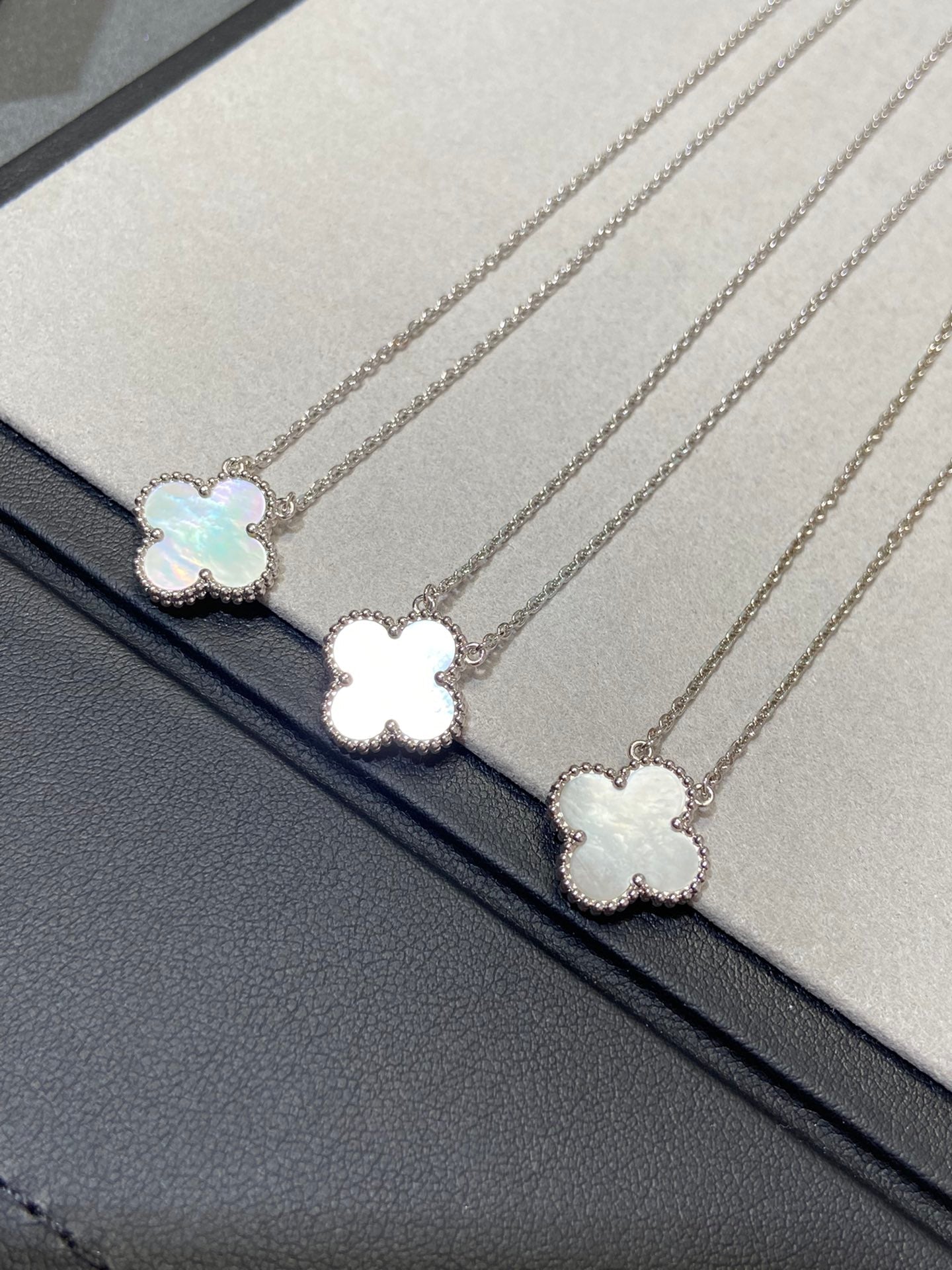 VCA CLOVER MEDIUM SILVER WHITE MOP NECKLACE