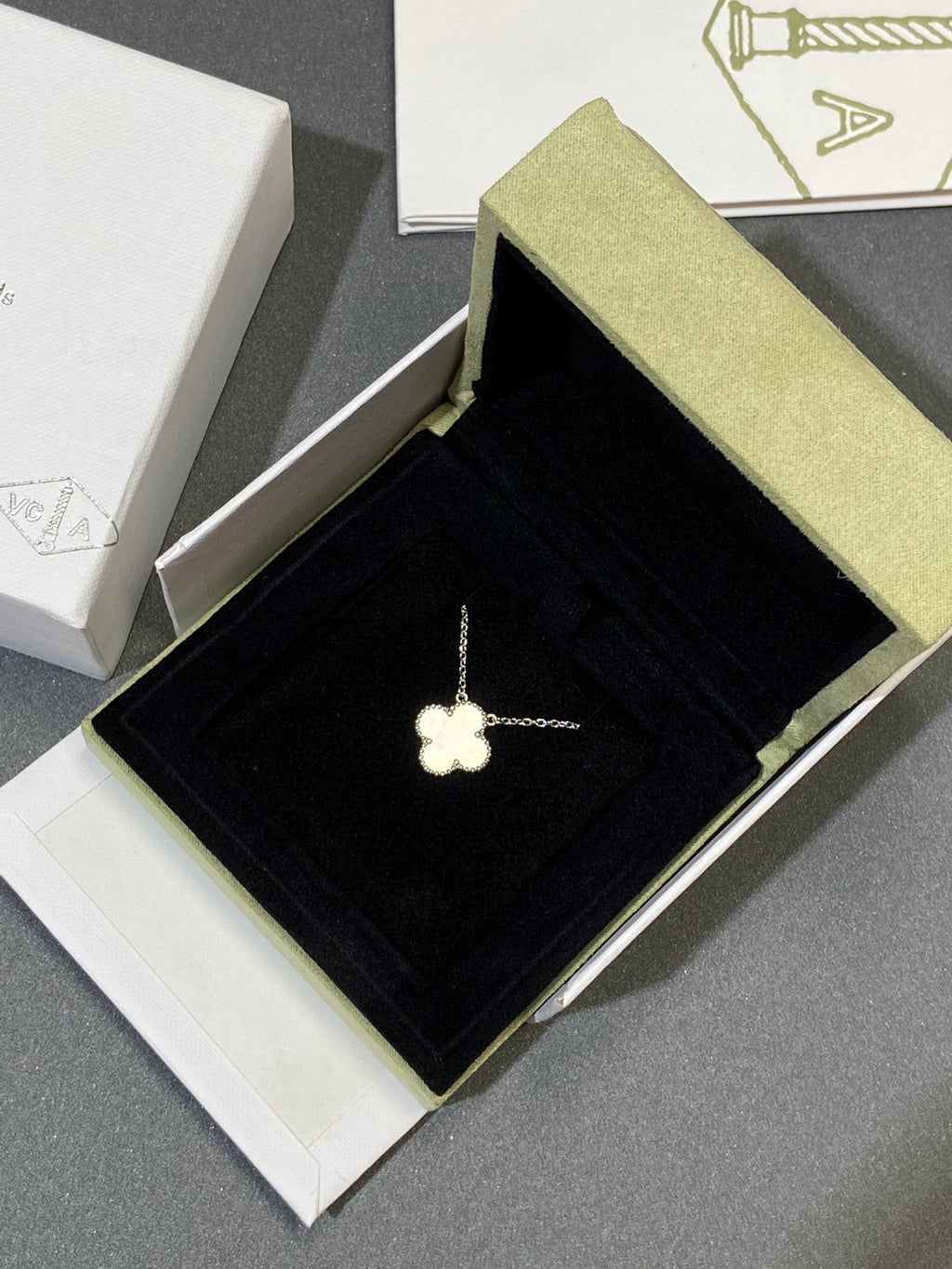 VCA CLOVER MEDIUM SILVER WHITE MOP NECKLACE