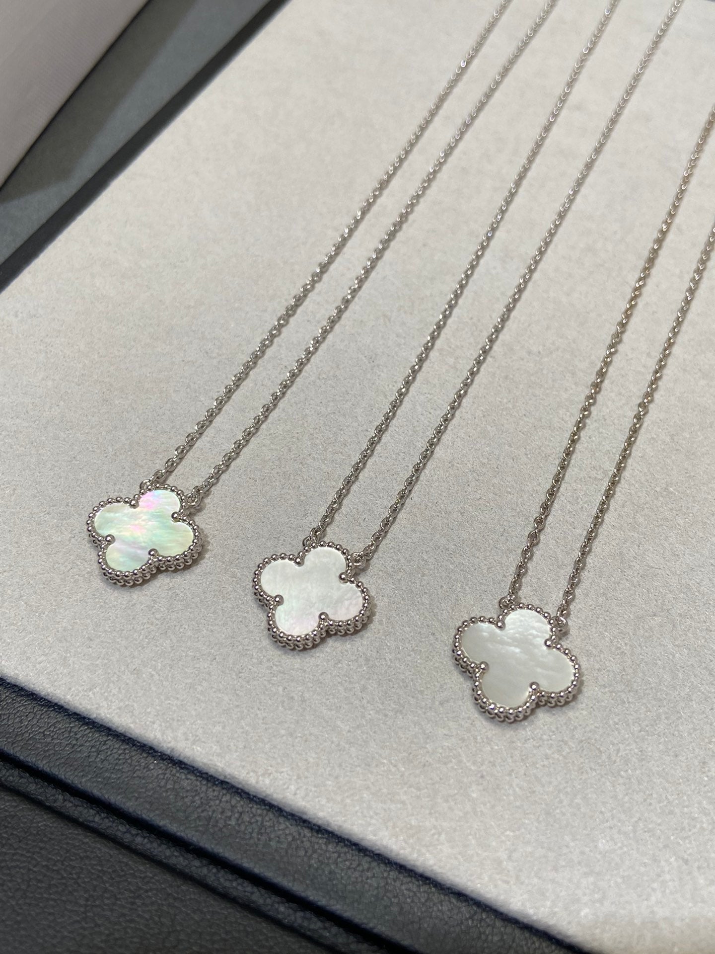 VCA CLOVER MEDIUM SILVER WHITE MOP NECKLACE