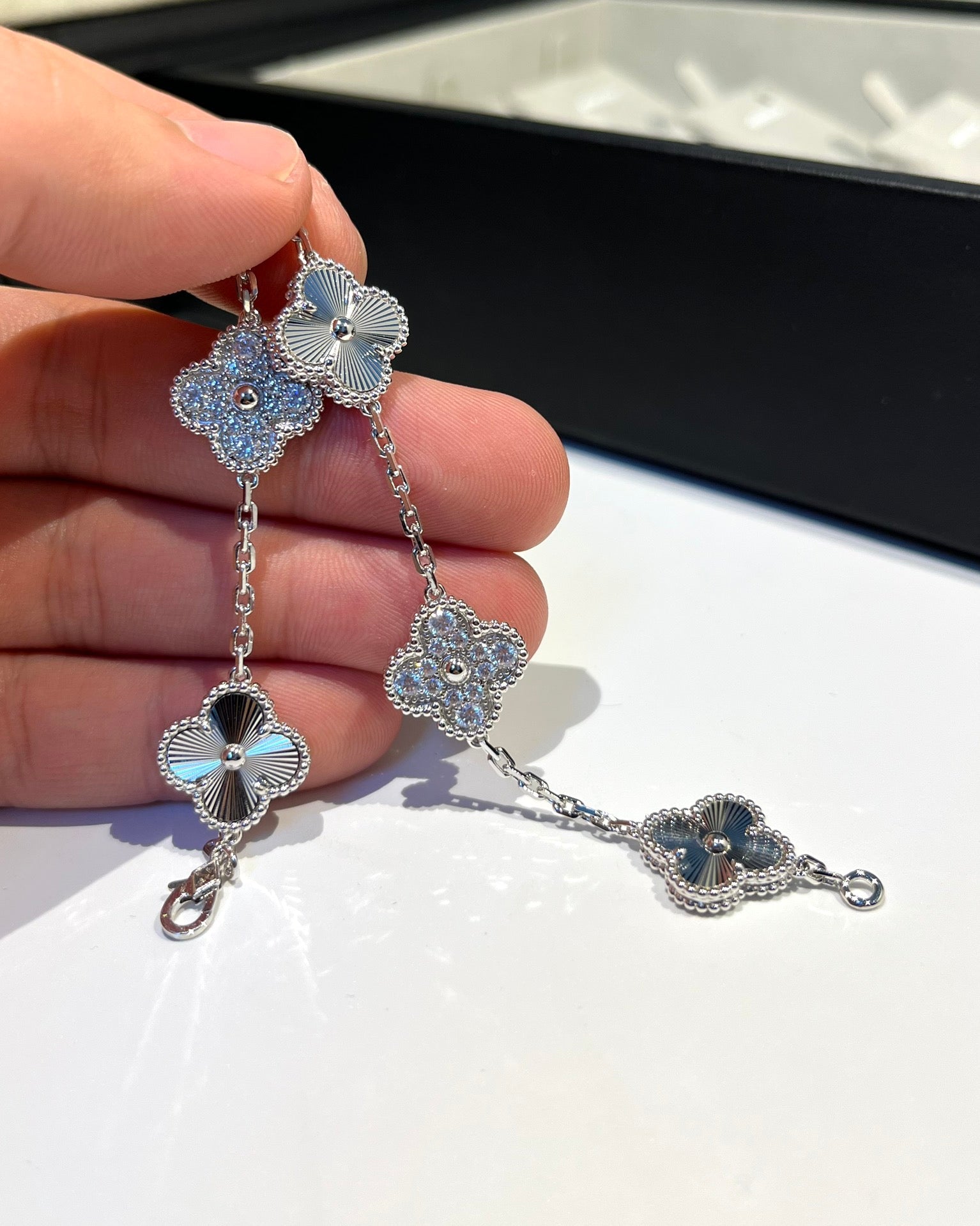 VCA CLOVER 5 MOTIF LASER BRACELET COLLECTION