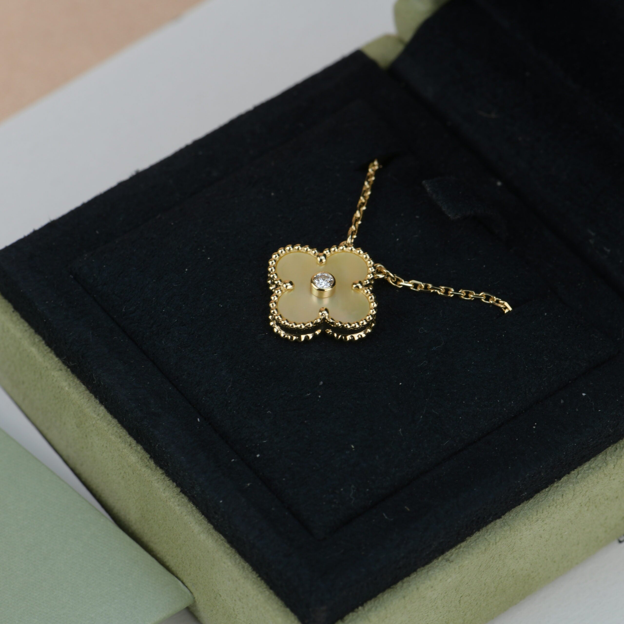 VCA CLOVER 15MM DIAMOND GOLD MOTHER OF PEARL NECKLACE