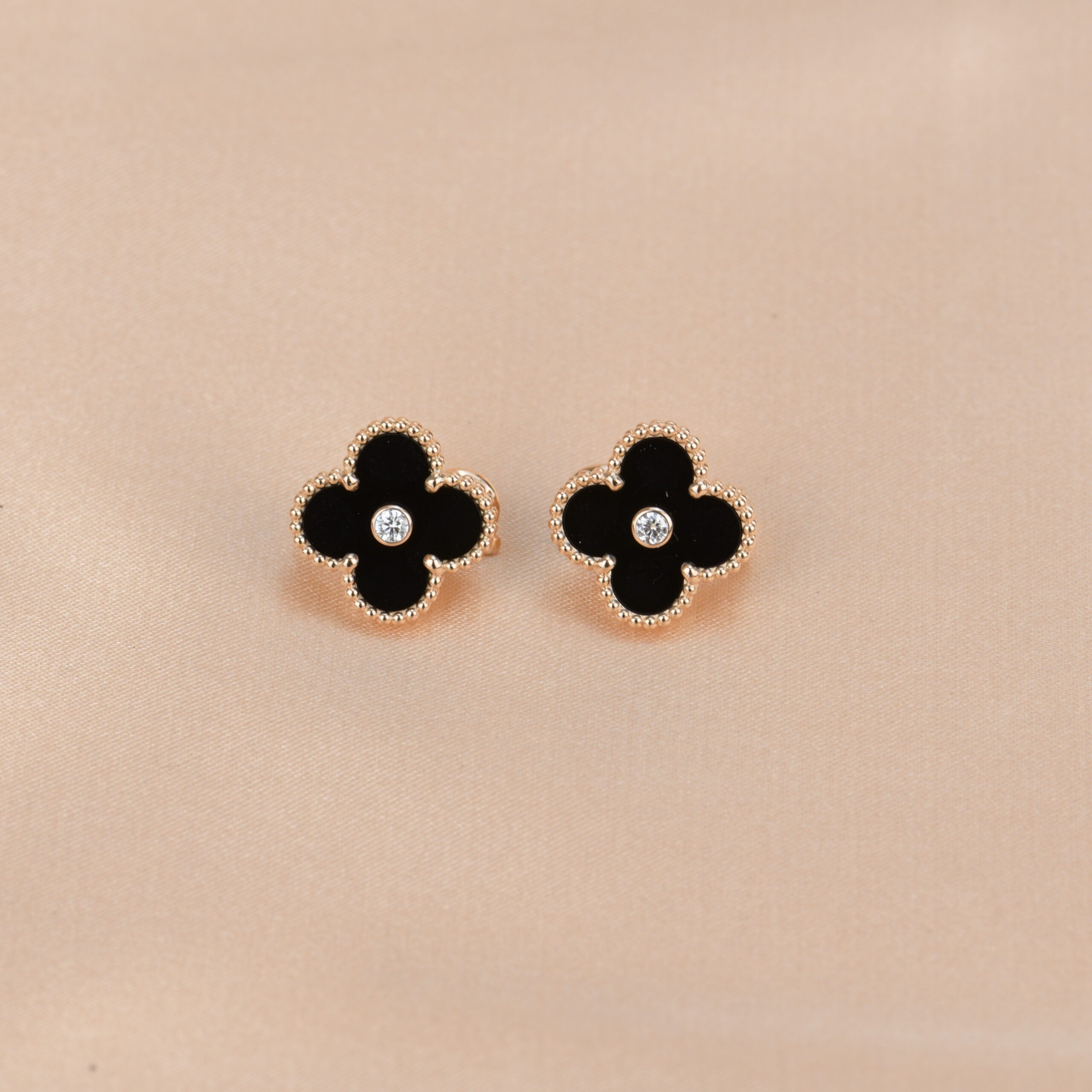VCA CLOVER MEDIUM 1 MOTIFS ONYX DIAMOND EARRINGS