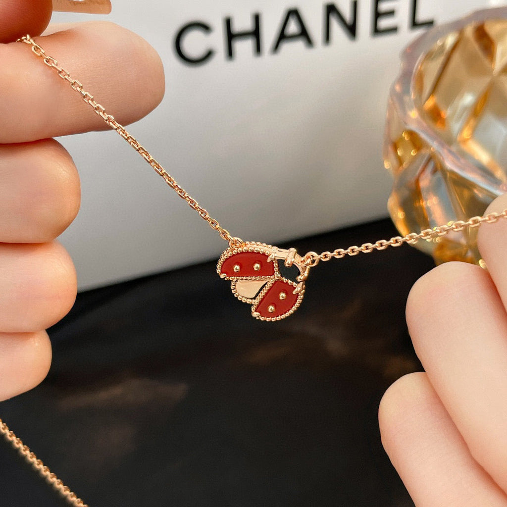VCA LUCKY CARNELIANS LADYBUG NECKLACE