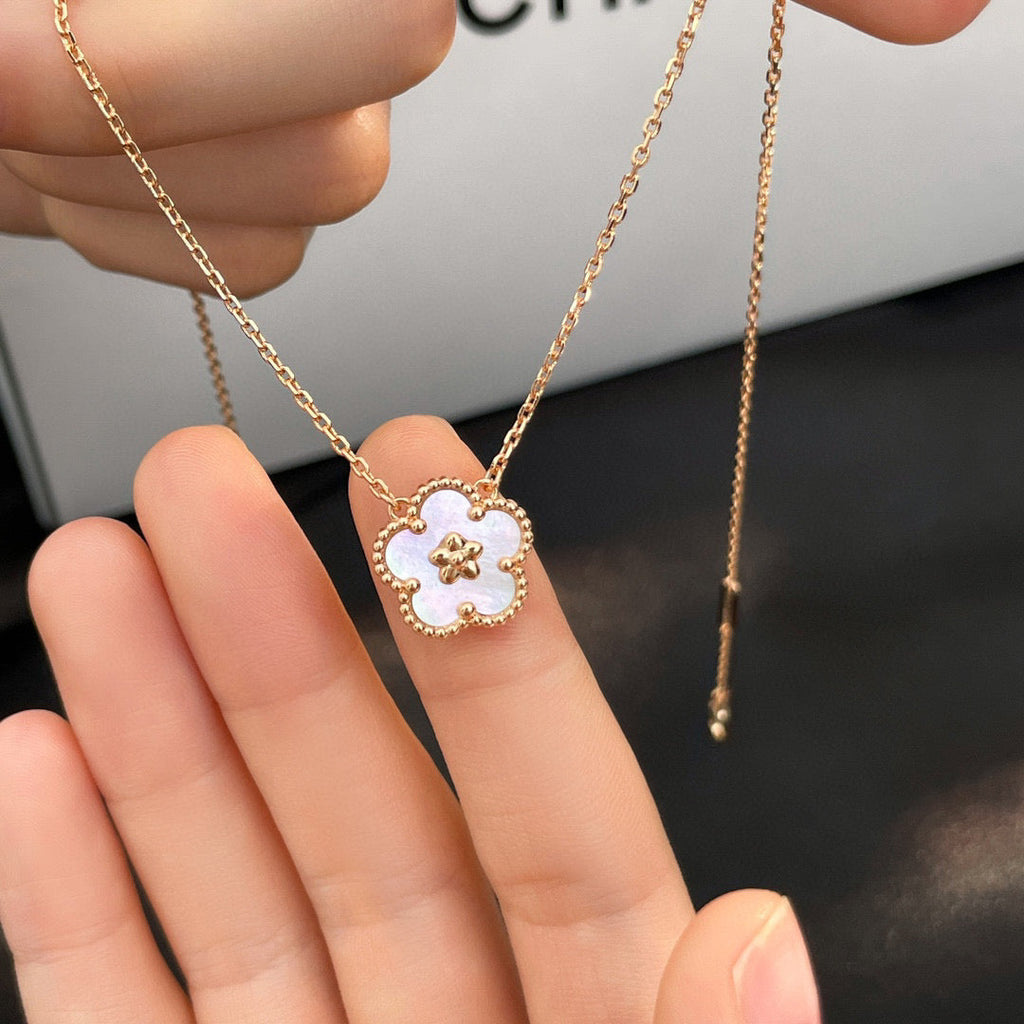 VCA LUCKY WHITE MOP PLUM BLOSSOM NECKLACE
