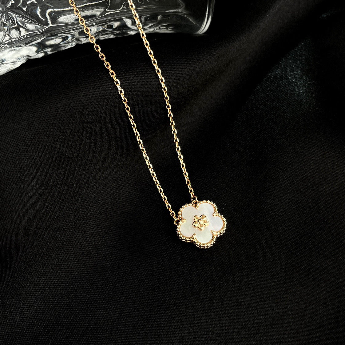 VCA LUCKY WHITE MOP PLUM BLOSSOM NECKLACE