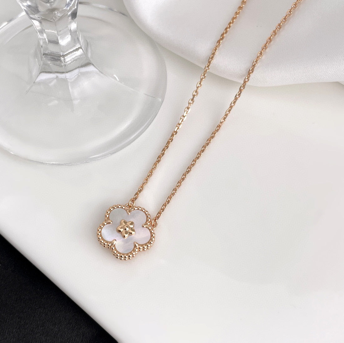 VCA LUCKY WHITE MOP PLUM BLOSSOM NECKLACE