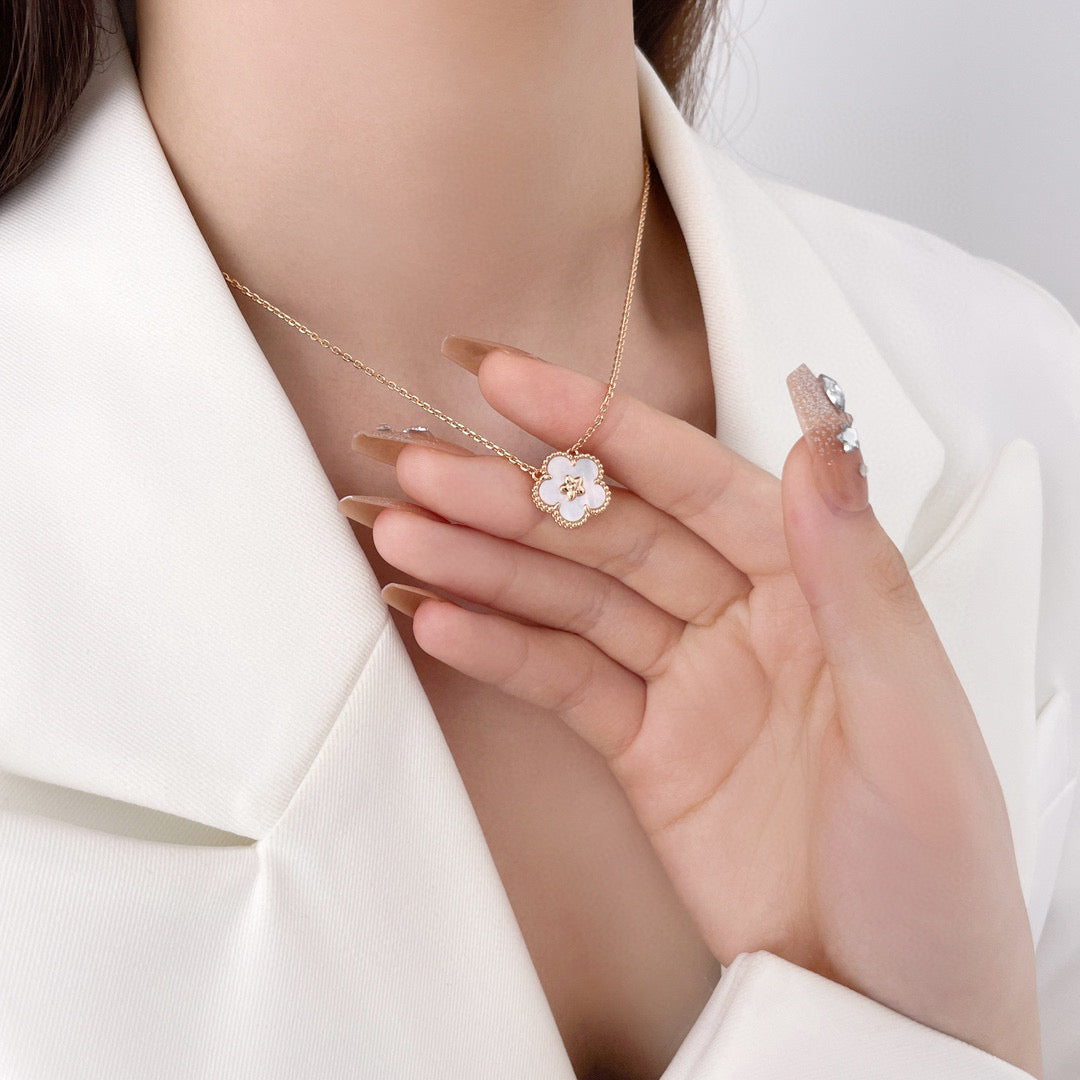 VCA LUCKY WHITE MOP PLUM BLOSSOM NECKLACE