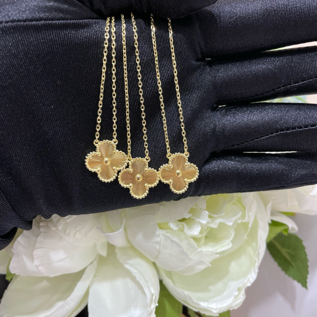 VCA CLOVER 15MM LASER NECKLACE