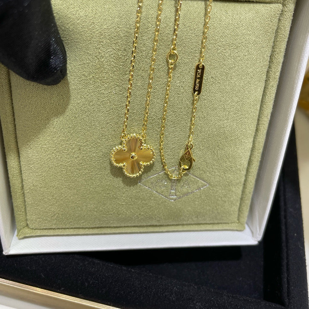 VCA CLOVER 15MM LASER NECKLACE