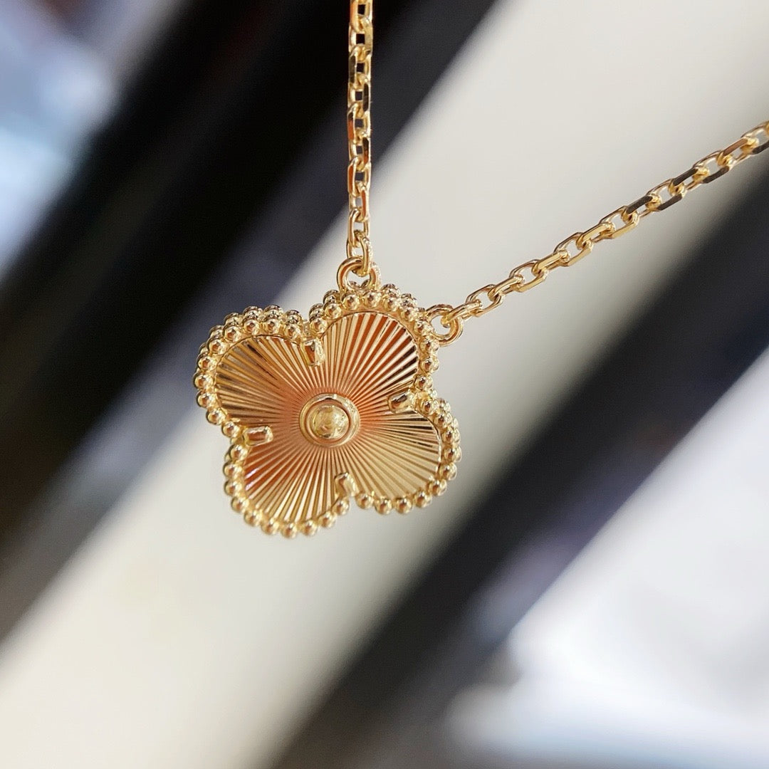 VCA CLOVER 15MM LASER NECKLACE
