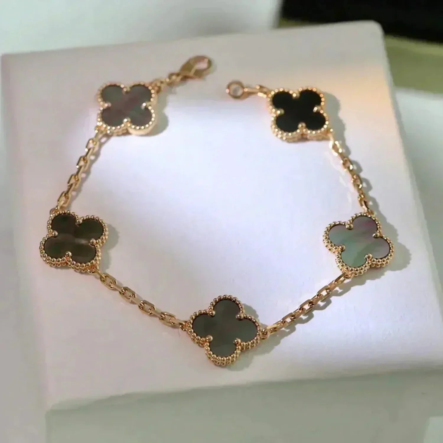 VCA CLOVER 5 MOTIF GRAY MOP BRACELET COLLECTION