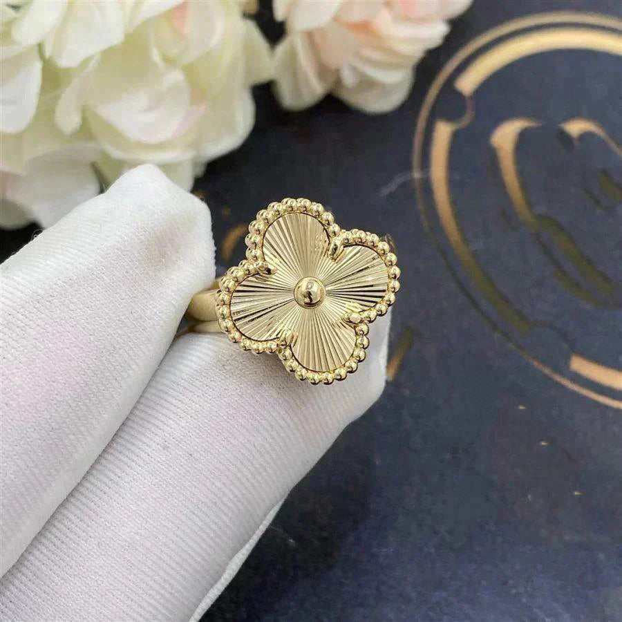 VCA CLOVER GOLD RING